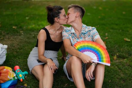 Una pareja en el PRIDE 2025