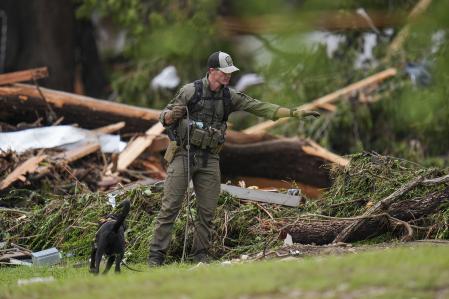 Los equipos de rescate inspeccionan las orillas del río Guadalupe