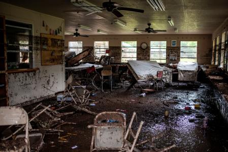 Muebles esparcidos dentro de una cabaña en Camp Mystic.