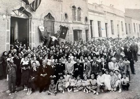 La congregación en 1936, antes del estallido de la Guerra Civil, frente al templo de la calle Galvani.
