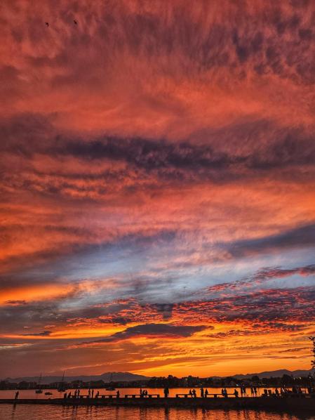 Atardece rojo de verano en Roses.