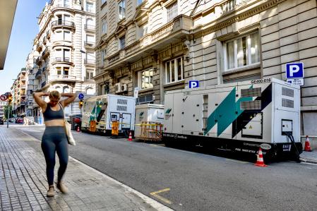 Unos generadores en la calle Herzegovina han suplido la falta de luz durante varios días en diversas fincas de la calle Muntaner