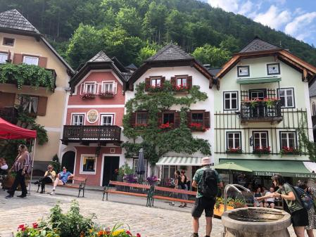 Casas en la plaza del mercado de Hallstatt.