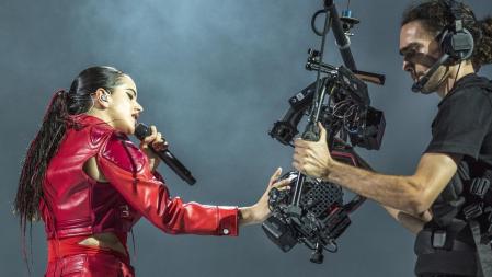 Rosalía utilizaba los móviles en directo para sus conciertos de la gira 'Motomami'.