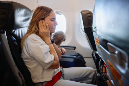 El dolor de oído durante un viaje en avión suele aparecer, sobre todo, en el despegue y el aterrizaje&nbsp;