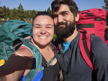 Alaina Beaulaurier (trabajadora social) y David Streett (ingeniero informático) en una de sus rutas por Boulder, Colorado.