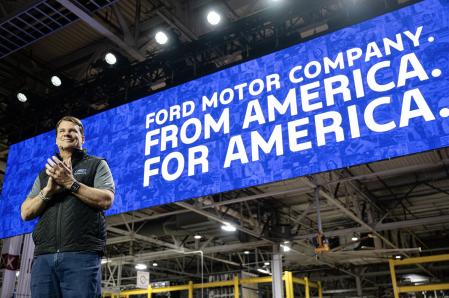 Farley cree que la inteligencia artificial va a reemplazar literalmente a la mitad de todos los trabajadores de oficina 