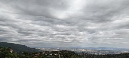 Espesa capa de nubes en  Sant Fost de Campsentelles.