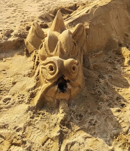 El dragón de arena en la Barceloneta.
