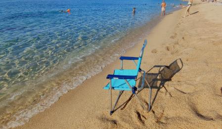 Una silla solitaria en la playa.