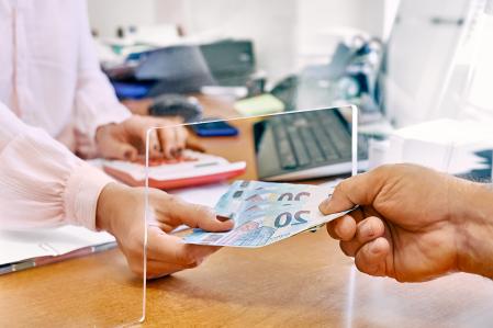 Retirada de efectivo en una sucursal bancaria