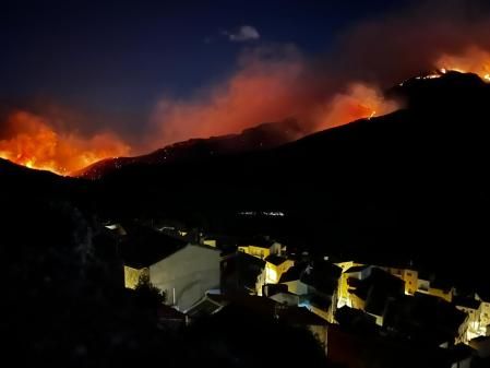 El fuego, la noche del lunes, visto desde Paüls&nbsp;