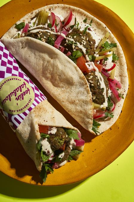 El wrap de falafel de Falabulous también lleva tomate y hojas de menta y cilantro