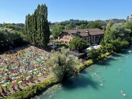 Bañistas junto al río Aar en Berna