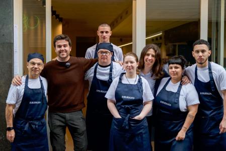 Borja Poal con su equipo en la sede de Sarrià de B de bocata. El 85% de la plantilla de la empresa son personas en riesgo de exclusión social