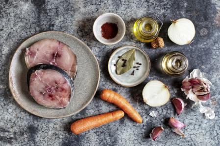 Ingredientes para bonito con jugo de escabeche