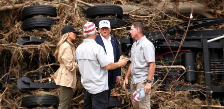 El presidente Donald Trump y la primera dama, Melania Trump, conversan con los equipos de emergencia durante su visita a una zona devastada a orillas del río Guadalupe, en el condado de Kerr. (Kevin Lamarque / Reuters)
