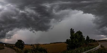 El cumulonimbo arcus llega con la lluvia a Gurb, comarca de Osona.