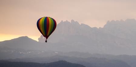 Vuelo hacia la Roca Foradada de Montserrat.