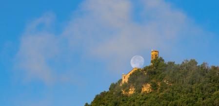 La luna corona, entre nieblas, la emblemática ermita de Sant Sebastià, en Vic.