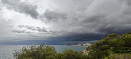 Nubarrones en la costa del Garraf.