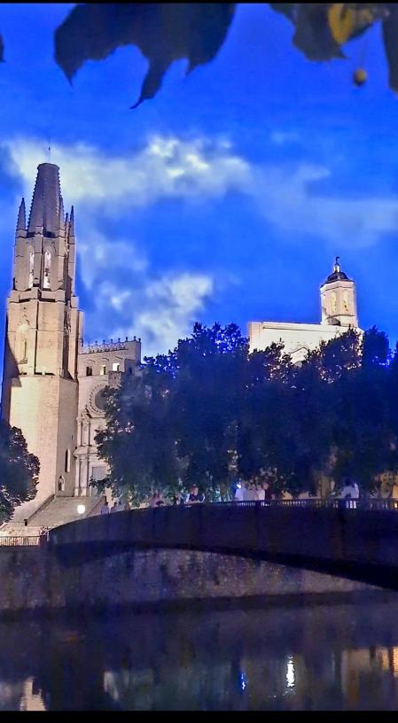Cielo azul en Girona.