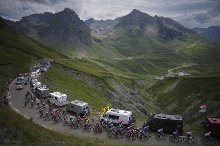 Autocaravanas acampadas (días antes) durante el ascenso al Col du Tourmalet, en 2024