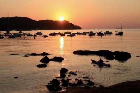 El amanecer del piragüista en La Fosca.