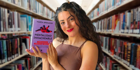 María Aperador junto a su libro 'Mentalidad inhackeable'