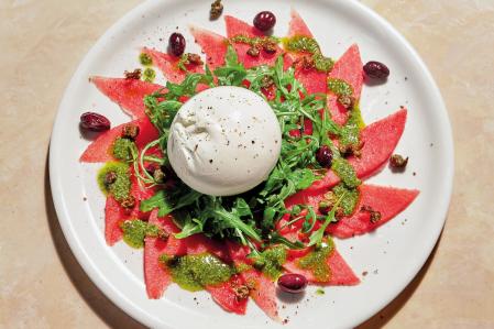 Ensalada de sandía con queso de burrata y aceite de albahaca