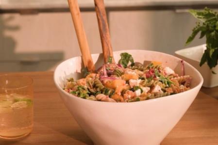 Ensalada de hélices con melocotones y frambuesas