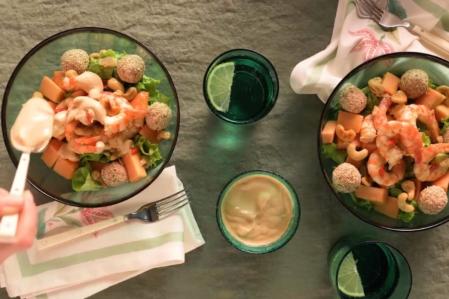 Ensalada de langostinos, anacardos y queso de cabra