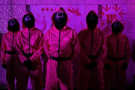 Trabajadores vestidos bajo los atuendos de la serie coreana