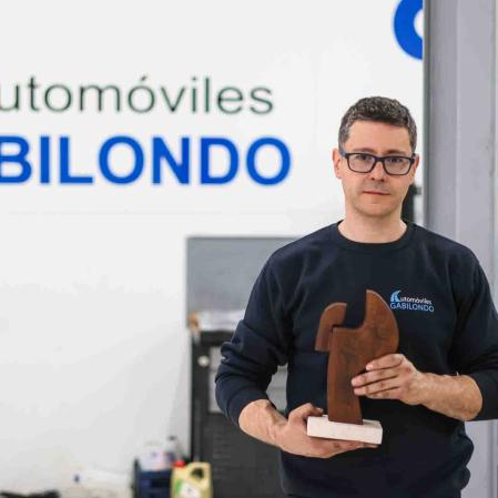 Carlos Pérez, con el trofeo que le acredita como mejor mecánico de España 2024&nbsp;