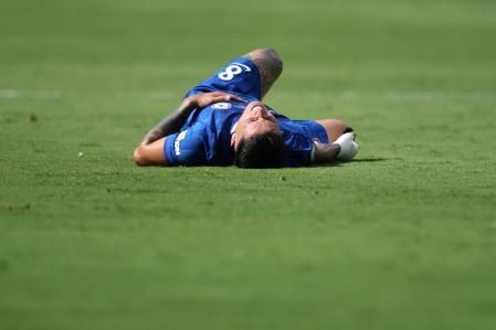 Enzo Fernandez, jugador del Chelsea, estirado en el césped durante un partido del Mundial de clubs&nbsp;