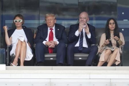 Trump, infantino y sus parejas en la final Chelsea-PSG del Mundial de Clubs. 