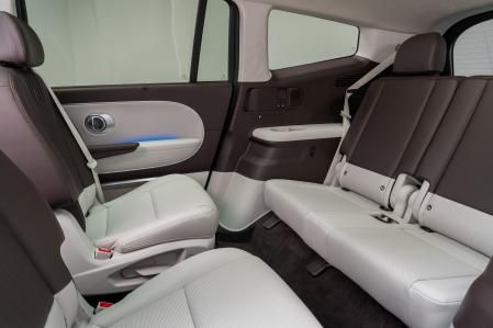 El habitáculo responde a las exigencias de un monovolumen, con tres confortables filas de asientos y múltiples espacios para depositar objetos 