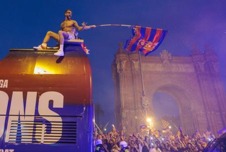 Seguimiento de la Rua del FC Barcelona a la altura del Arc del Triomf. Iñigo Martínez se divierte en el autocar descubierto