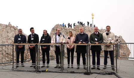 Pie?Caption (Pie) del objeto multimedia. También es agregado a la cabecera del objeto, junto con el Título. GRAINAU (Germany), 18/07/2025.- (L-R) European Commissioner for Internal Affairs and Migration Magnus Brunner, Danish Minister for Migration and Integration Kaare Dybvad, French Interior Minister Bruno Retailleau, German Interior Minister Alexander Dobrindt, Parliamentary State Secretary to the German Minister of the Interior Daniela Ludwig, Polish Interior Minister Tomasz Siemoniak, Austrian Interior Minister Gerhard Karner and Czech Interior Minister Vit Rakusan deliver statements during a ministerial meeting on migration policy on the Zugspitze, Germany's highest mountain, in Grainau, Germany, 18 July 2025. The German interior minister is hosting a summit with his counterparts from France, Poland, Austria, Denmark, and the Czech Republic, aimed to toughen the European migration policy. (República Checa, Dinamarca, Francia, Alemania, Polonia)