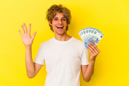 Joven feliz tras obtener aprobación préstamo