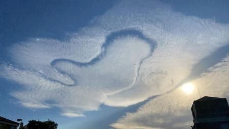 Una 'hole punch cloud' vista en el cielo de Roses.