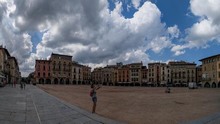 Cielo de lluvia estival en el Mercadal de Vic.