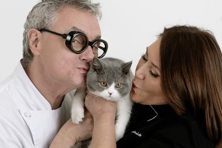 El matrimonio pastelero posa con uno de sus gatos.&nbsp;