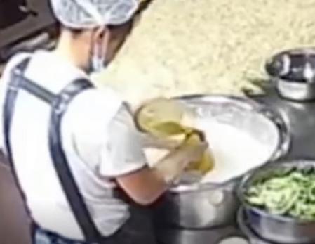 Captura de pantalla de las cámaras de seguridad de la escuela, donde se añade colorante a la harina en la guardería de Tianshui