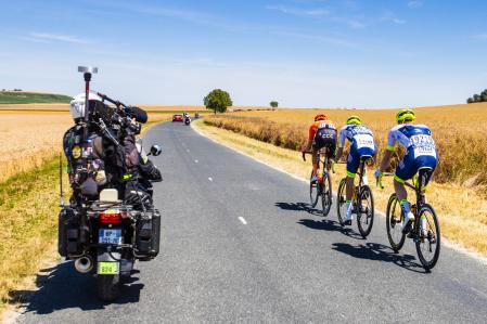 Cinc equips motoritzats amb cambra es desplacen entre el pelótón en cada etapa