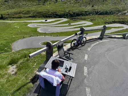 La oficina de Stephan van der Zwan en el tramo de Splügen Pass en la pasada edición del Tour de Suiza