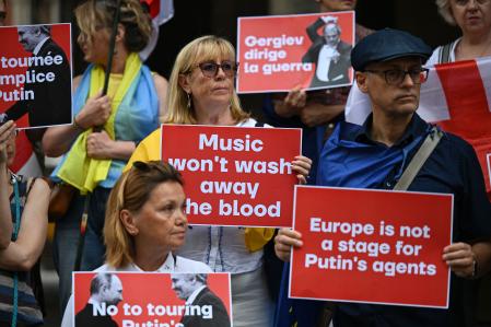 Gente con banderas ucranianas se manifestaba el domingo en Milán en contra de que Gergiev actuara el 27 de julio en Reggia di Caserta 