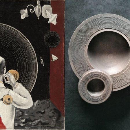 A la izquierda, obra 'Sin título. (Dadá)' de Max Ernst; a la derecha, cuencos de Aitor Punto&nbsp;