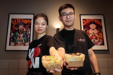 Jie Song y Zening Wang, socios de Mómo; ella atiende la caja y las mesas, mientras que él cocina