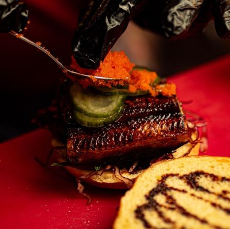 La Unagi Burger de Kemako también lleva masago, que son las huevas del pez capelín